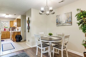 Apartment (2 Bedrooms) | Interior - 4 Mi to Dtwn Dayton: Convenient Condo w/ Grill (Dayton)