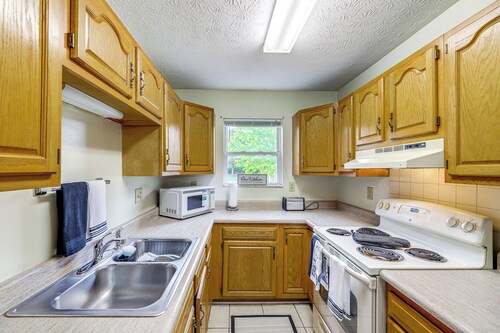 Convenient Dayton Condo w/ Grill: 4 Mi to Downtown