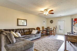 Apartment (2 Bedrooms) | Interior - 4 Mi to Dtwn Dayton: Convenient Condo w/ Grill (Dayton)