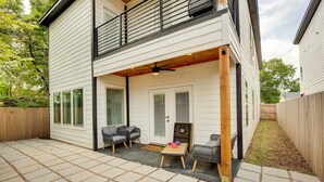 Terrace/patio - Chic + Spacious West Dallas Home Near Downtown! (Dallas)