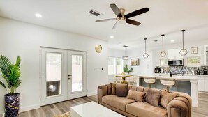 TV - Chic + Spacious West Dallas Home Near Downtown! (Dallas)