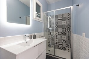 Regadera, secadora de cabello, bidet, toallas 