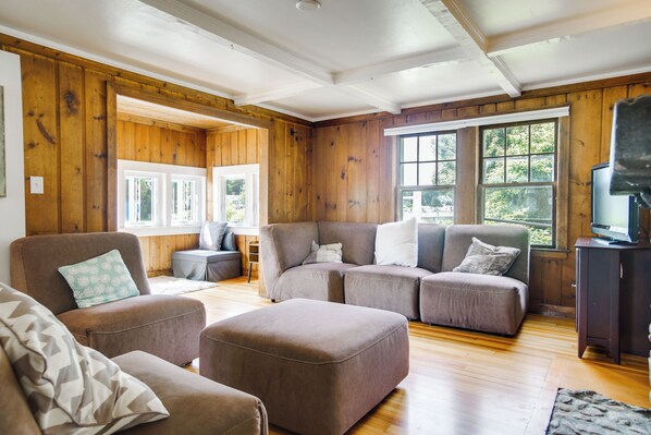 Interior - Waterfront Mashpee Home w/ Views, Close to Beach! (Mashpee)