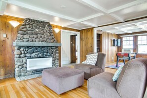 Interior - Waterfront Mashpee Home w/ Views, Close to Beach! (Mashpee)