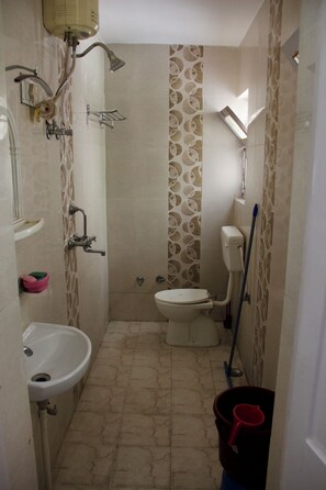 Dusj, håndklær, såpe og toalettpapir