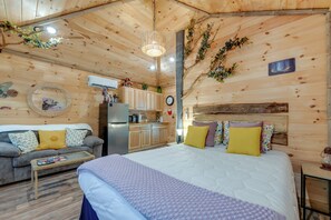 Apartment (0 Bedroom) | Interior - 1/2 Mi to Great Smoky Mtns Nat'l Park: Cosby Gem (Cosby)