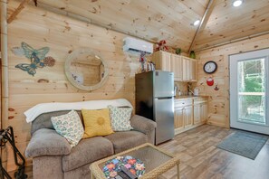 Apartment (0 Bedroom) | Interior - 1/2 Mi to Great Smoky Mtns Nat'l Park: Cosby Gem (Cosby)