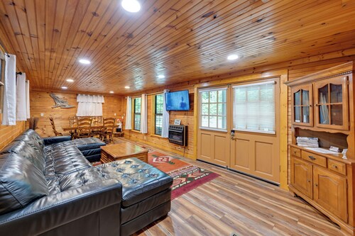 6 Mi to Town: Robbinsville Apt w/ Deck & Grill