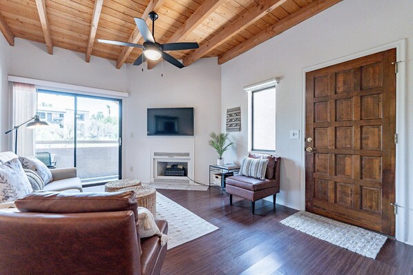 Smart TV - Foothill Living in Sabino Springs at it's best - Open floor plan and location (Tucson)