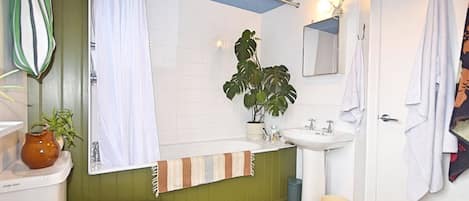 Sèche-cheveux, serviettes fournies, savon, papier toilette