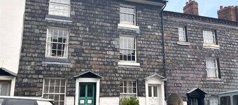 Georgian House to let in Newtown, Powys. Mid Wales.
Accommodation for 4 persons.