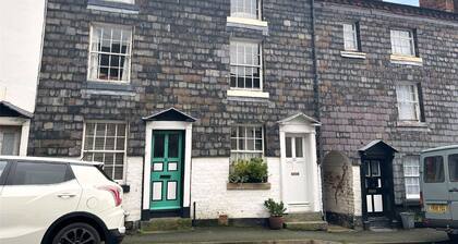 Georgian House to let in Newtown, Powys. Mid Wales.
Accommodation for 4 persons.