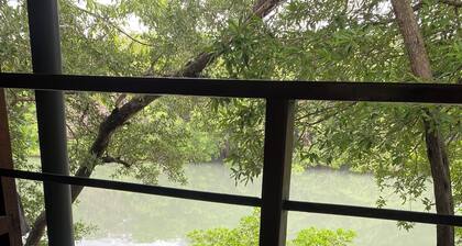 Beautiful 5-bedroom lodge in Cuajiniquil with WiFi and Spa facial & body