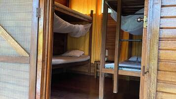 5 bedrooms, iron/ironing board, WiFi, bed sheets