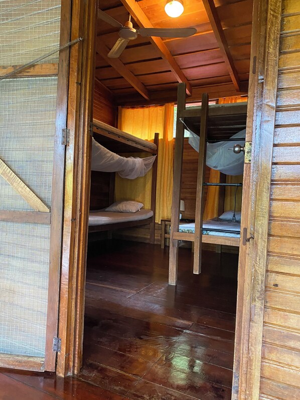 5 bedrooms, iron/ironing board, WiFi, bed sheets