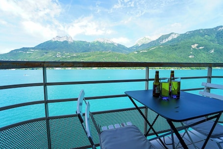 Outdoor dining. L'Attik, superbe appartement pour 5 personnes