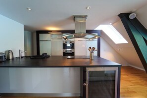 Kühlschrank, Mikrowelle, Ofen, Herdplatte