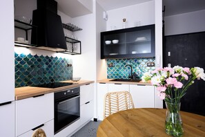 Apartment | Private kitchen | Fridge, oven, stovetop, dishwasher - Native Apartments Barska 69 (Kraków)