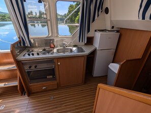 Fridge, stovetop, coffee/tea maker - Comfortable Houseboat Stay in the Scenic Lot Valley, Luzech (Luzech)