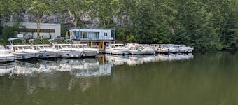 Comfortable Houseboat Stay in the Scenic Lot Valley, Luzech