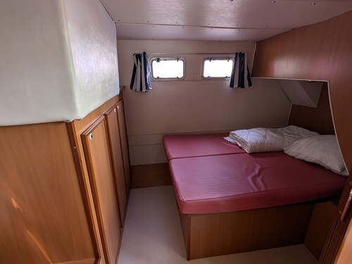 Comfortable Houseboat Stay in the Scenic Lot Valley, Luzech