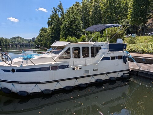 Comfortable Houseboat Stay in the Scenic Lot Valley, Luzech
