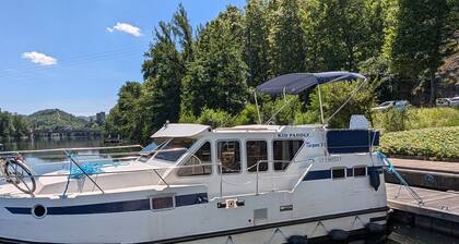 Comfortable Houseboat Stay in the Scenic Lot Valley, Luzech