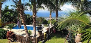 Utendørsbasseng og et oppvarmet basseng