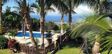 Outdoor pool, a heated pool. AU TI Bonheur D'en O Studio 01