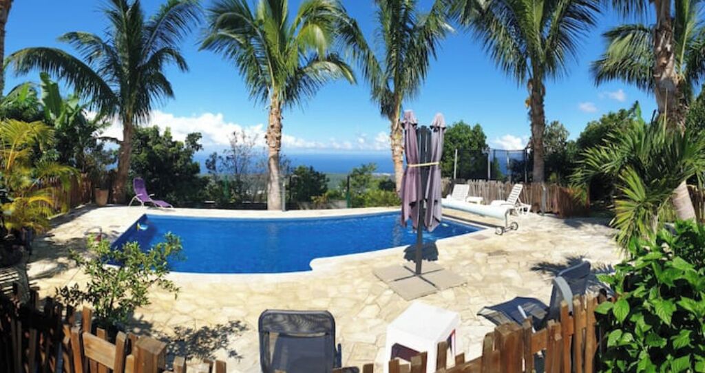 Una piscina al aire libre, una piscina climatizada