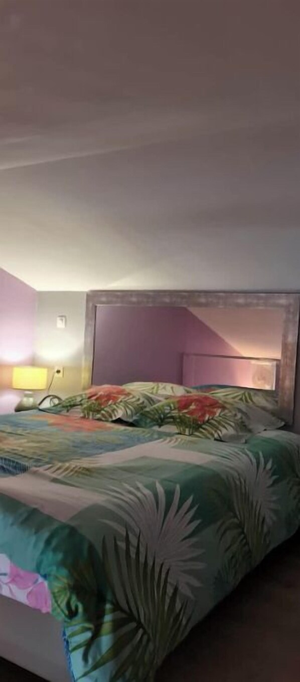 1 habitación, tabla de planchar con plancha y cuna de viaje 