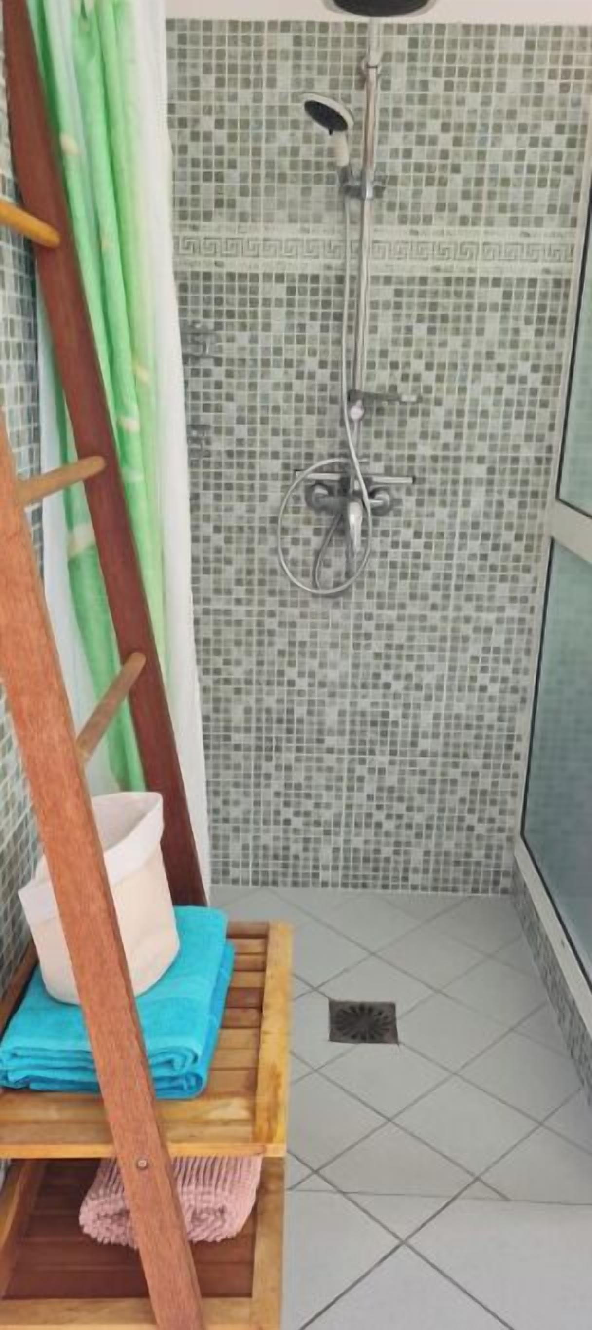 Secador de pelo, toallas, jabón, shampoo