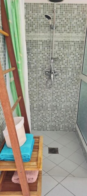 Séchoir à cheveux, serviettes fournies, savon, shampooing