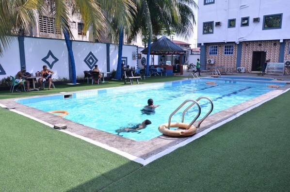 Una piscina al aire libre