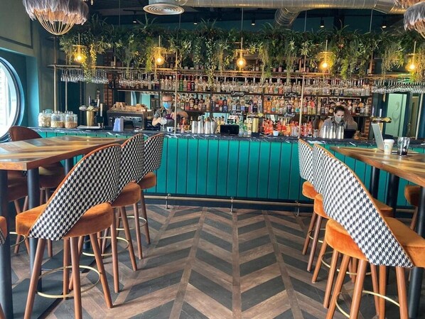 Cabin | Bar (on property) - Tattershall Lakes Luxury Hot Tub Retreat (Lincoln)