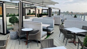 Cabaña | Restaurante al aire libre