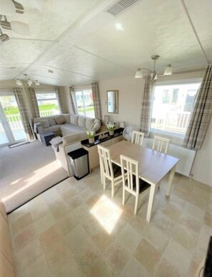 Cabaña | Cocina privada | Frigorífico, microondas, horno y placa de cocina