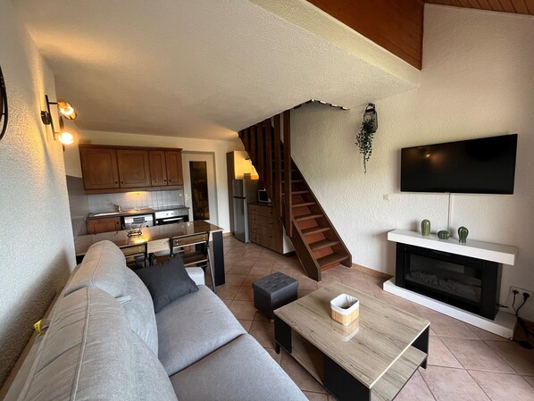 TV - T2 Apartment in Quiet Area Near Slopes, Corrençon-en-Vercors (Corrençon-en-Vercors)