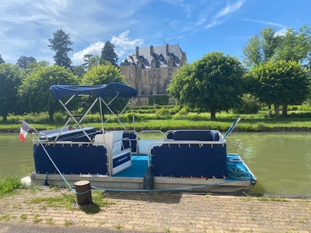 施設の敷地. Cozy Stationary Boat for 5 Guests
