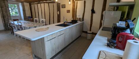 冷蔵庫、電子レンジ、オーブン、食器洗い機