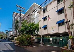 Exterior - Cool Cabana at Waikiki 1-Bedroom | Lanai + Parking (Honolulu)