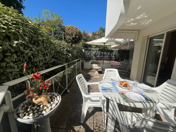 Outdoor dining - Beachfront Apartment with Terrace and Direct Access to Péreire Beach, Arcachon (Arcachon)