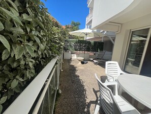 Outdoor dining - Beachfront Apartment with Terrace and Direct Access to Péreire Beach, Arcachon (Arcachon)