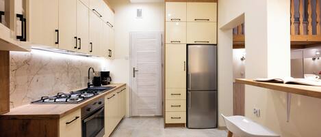 Apartment | Eigene Küche | Kühlschrank, Mikrowelle, Ofen, Herdplatte