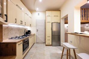Apartment | Private kitchen | Fridge, microwave, oven, stovetop - Native Apartments Dietla 17 (Kraków)