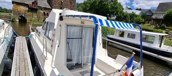 Private Riverside Boat Stay in Quaint Chenillé-Changé for 5 Guests