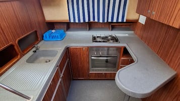 Een koelkast, een kookplaat, een koffiezetapparaat/waterkoker