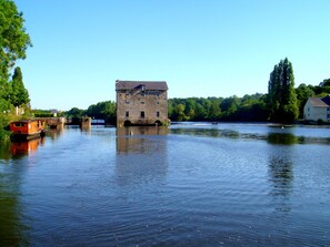 3 bedrooms, bed sheets - Vintage boat on dock for 7 ppl with private outdoor space in Chenillé-Changé (Chenillé-Changé)