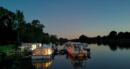 Vintage boat on dock for 7 ppl with private outdoor space in Chenillé-Changé