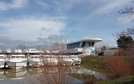 Marina. Unique Stay on Water - A Moored Boat in Pontailler-sur-Saône